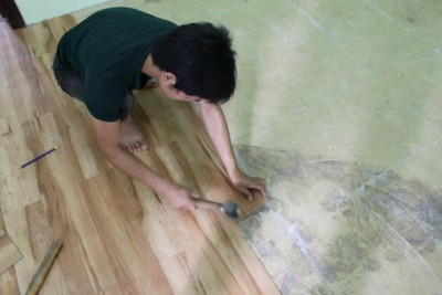 Thi Công Sàn Nhựa Dán Keo - Á Đông Floor .