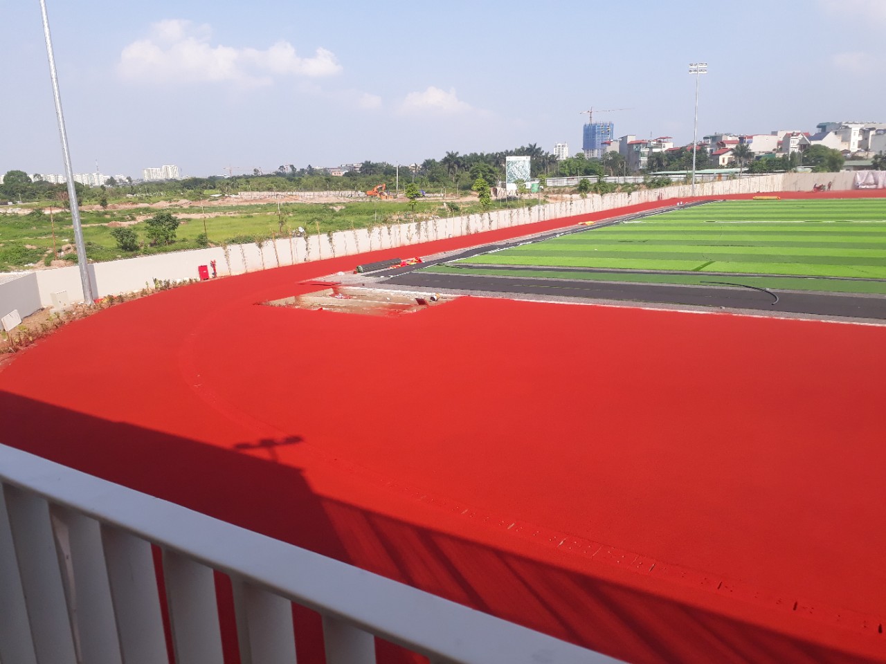 Hoàn thiện bề mặt EPDM trước khi kẻ đường line .